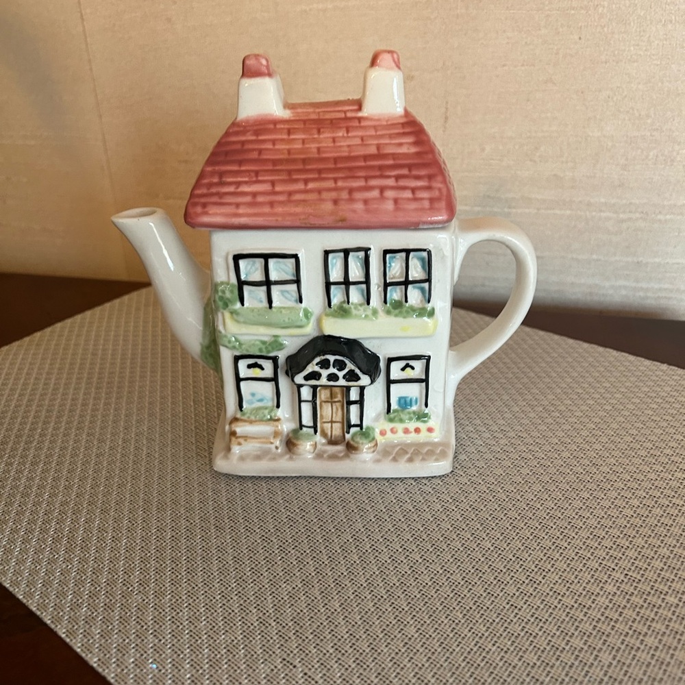 Decorative Ceramic English Cottage Home Teapot, Charming Cottage Teapot